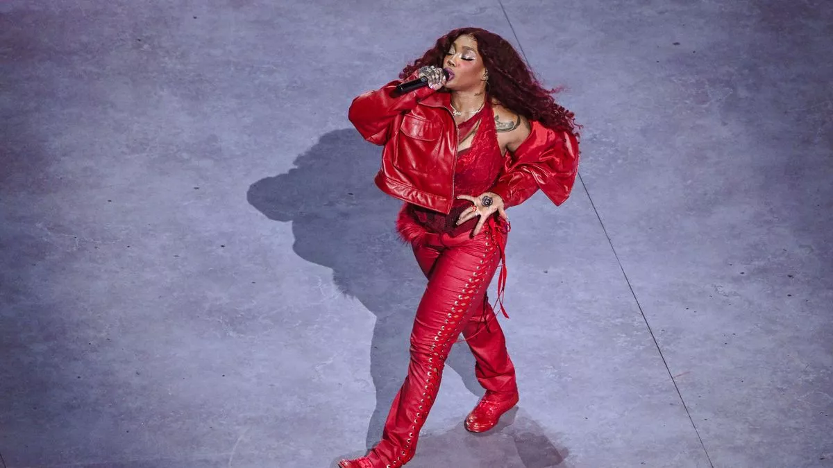 SZA laughing after recovering from her wardrobe mishap